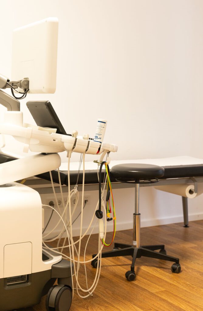 Ein medizinisches Gerät, welches vor einer Liege steht in der M1 Privatklinik